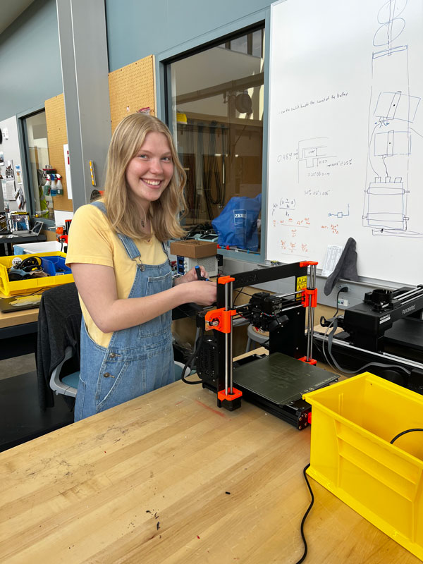 Genevieve Coblentz-Strong using a 3D printer in the iLab.