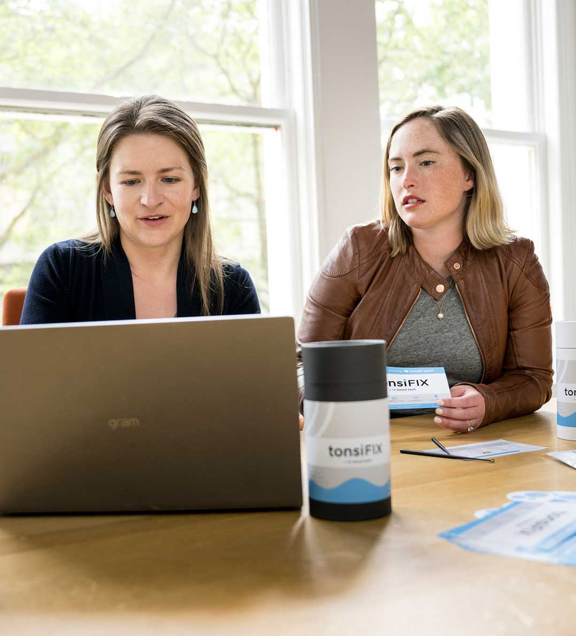 Bioengineering graduates Sydney Forbes and Jessy Imdieke working together on a laptop.
