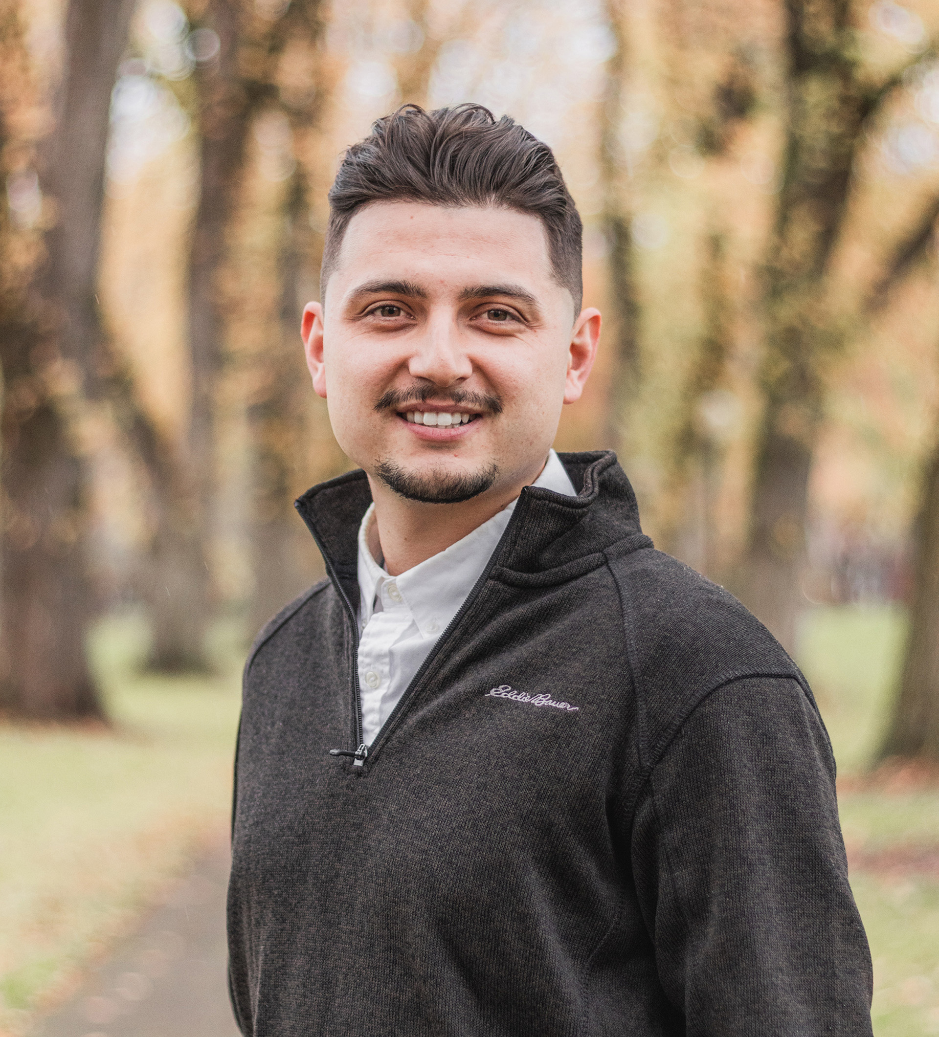 Computer science alumni Daniel De-leon smiling.