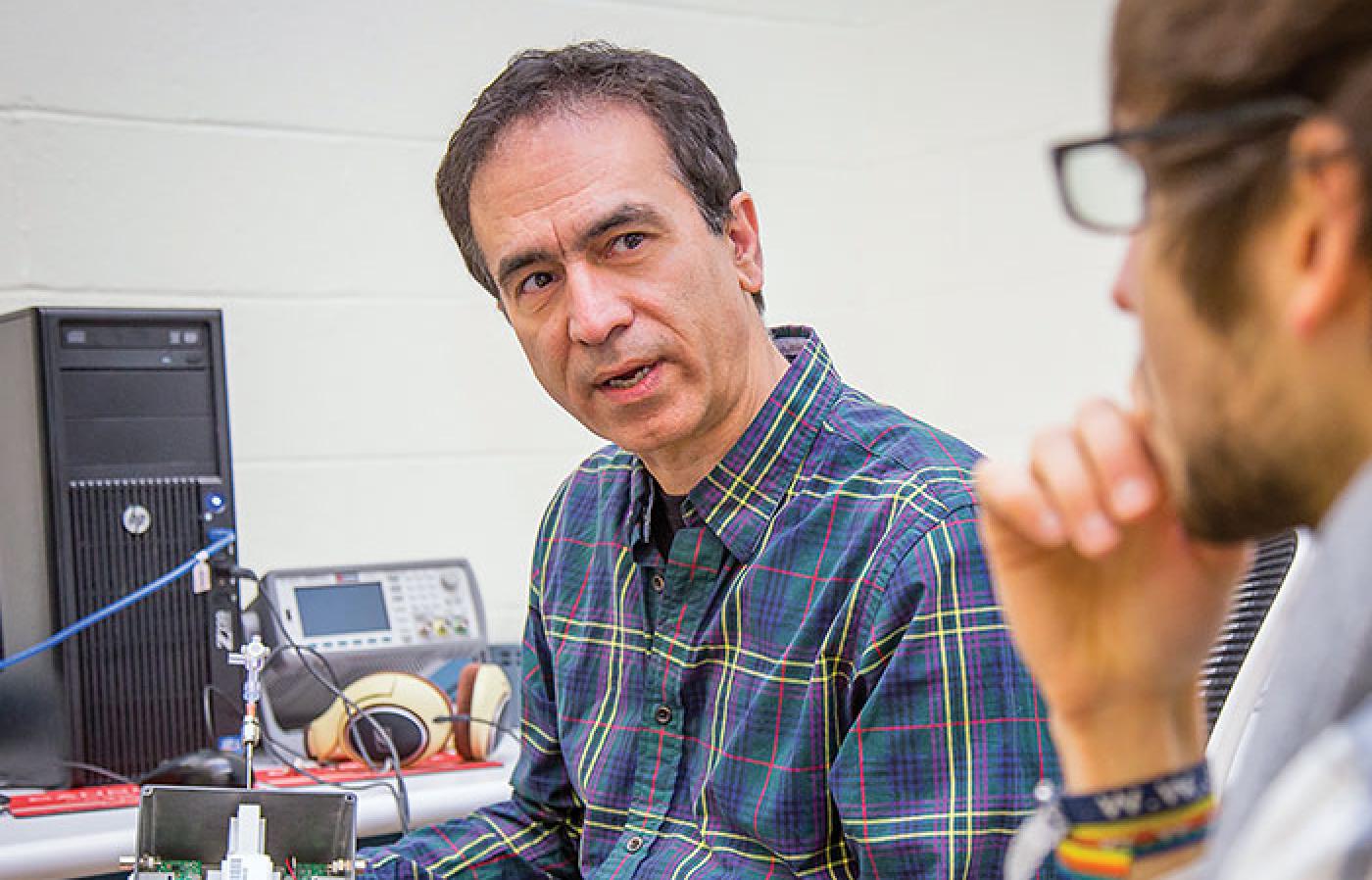 Abi Farsoni and Steven Czyz discuss a prototype device for detecting radioxenon signals. 