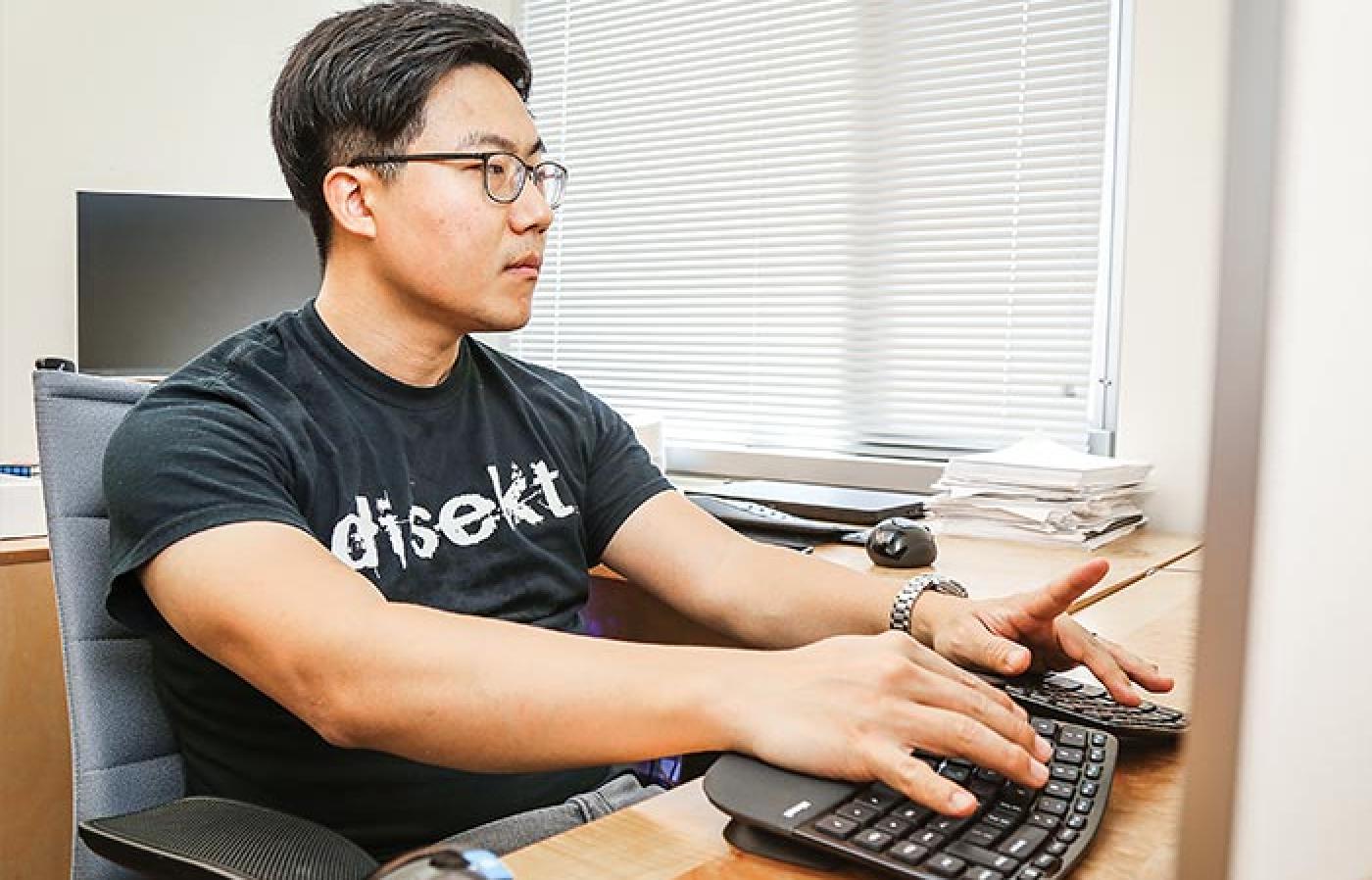 Yeongjin Jang working at a computer.