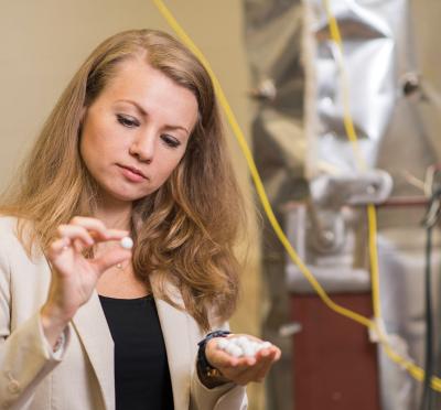 Izabela Gutowska holds a mock fuel sphere used in simulated testing to support validation of Kairos Power’s pebblebed fluoride-salt-cooled high-temperature reactor design.