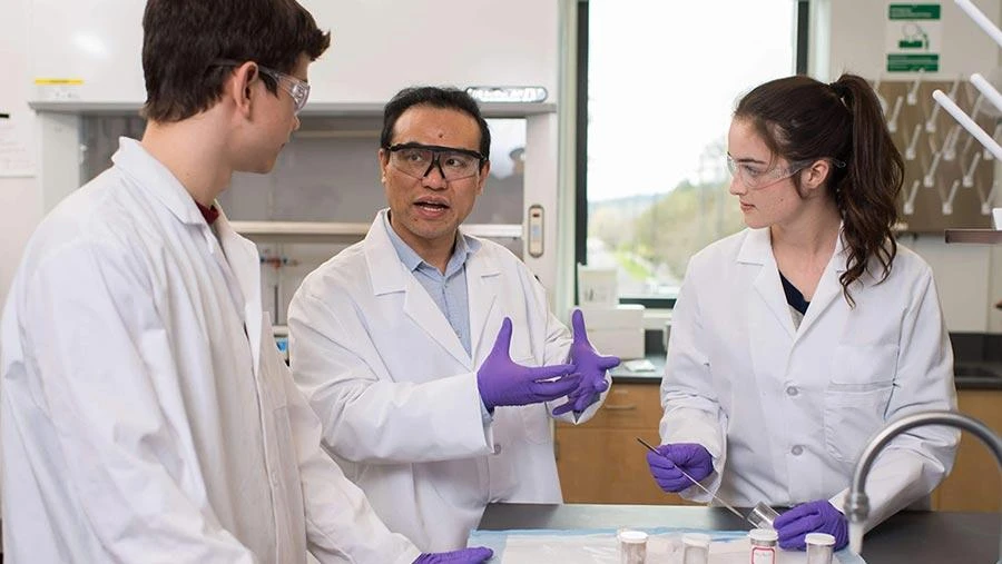 CBEE researchers in a lab.