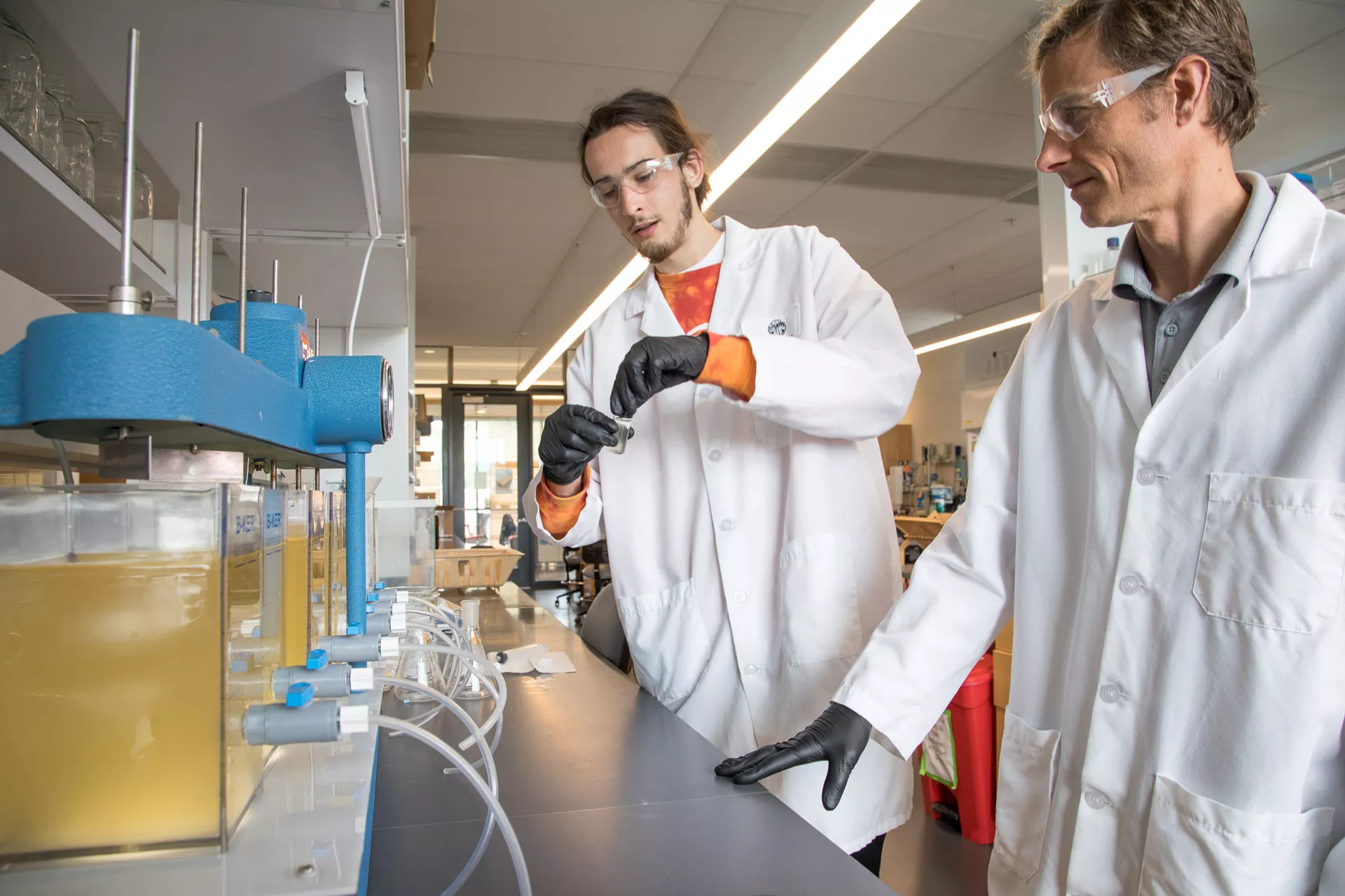 Jeff Nason and researcher in lab.