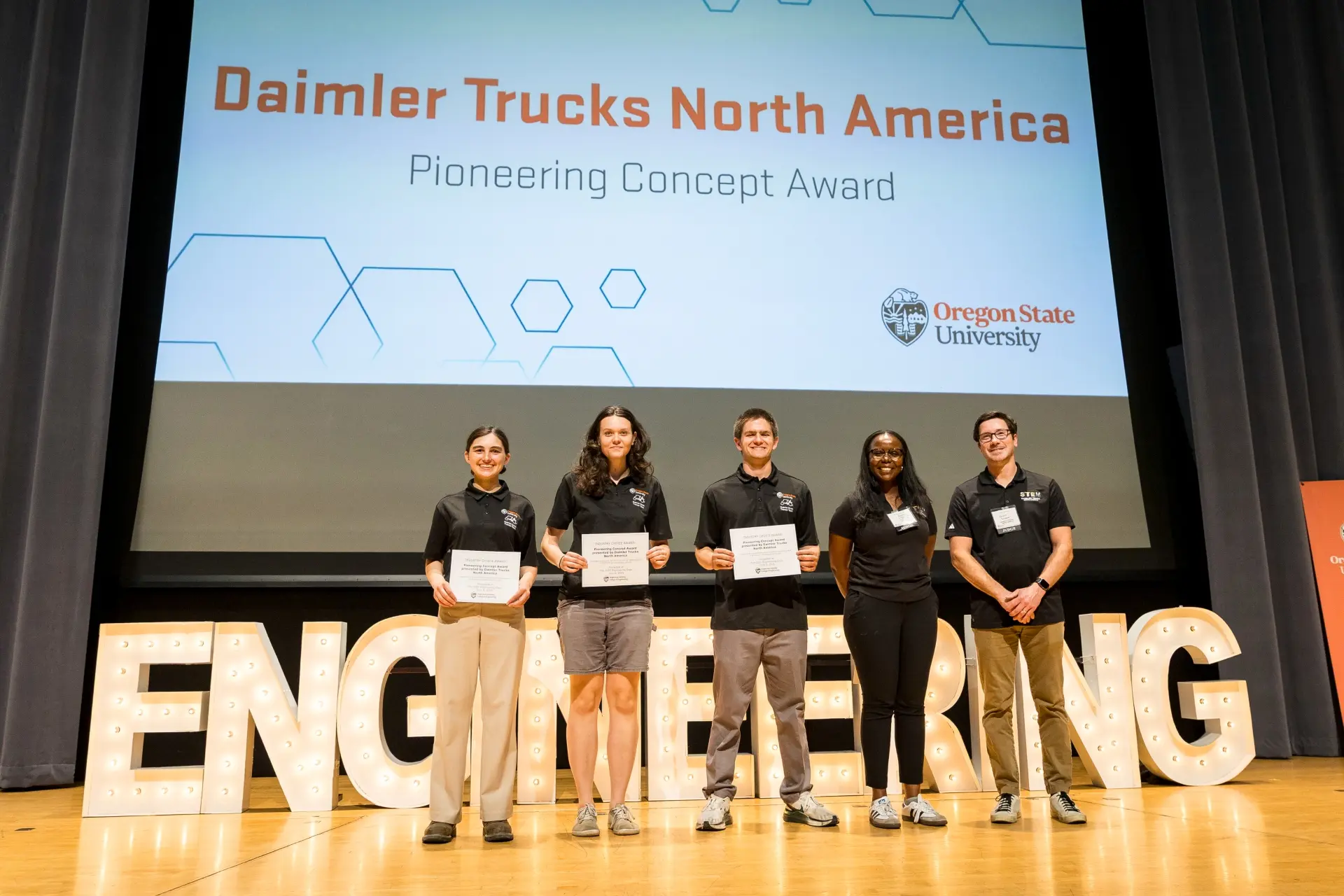Students accept the 2025 Pioneering Concept award - presented by Daimler Trucks North America