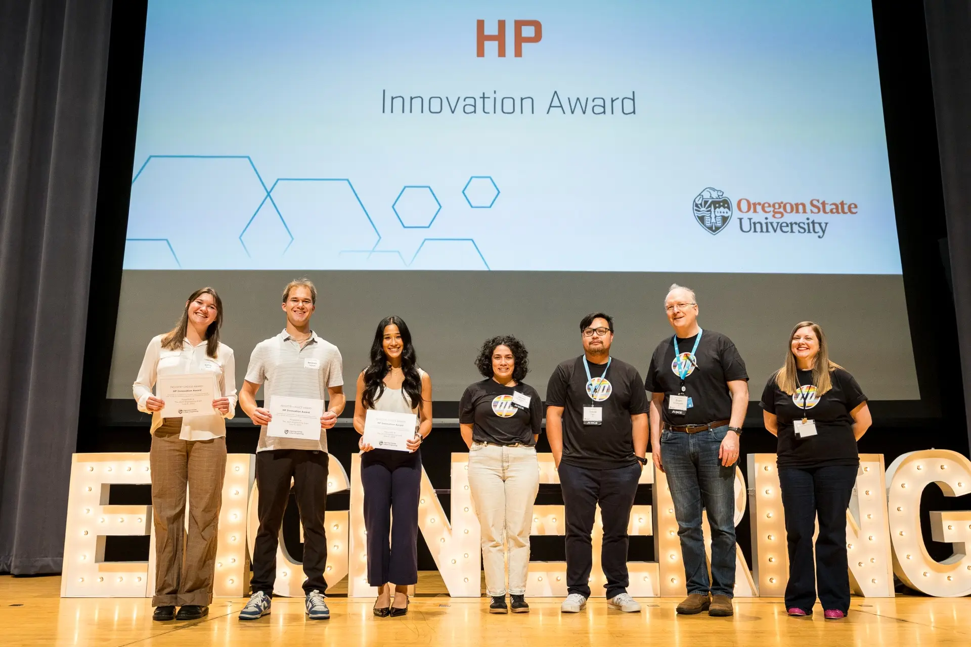 Students accept the 2025 HP Innovation Award