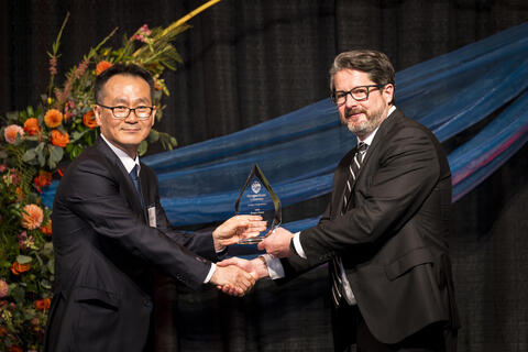Seungyeol Han accepts award