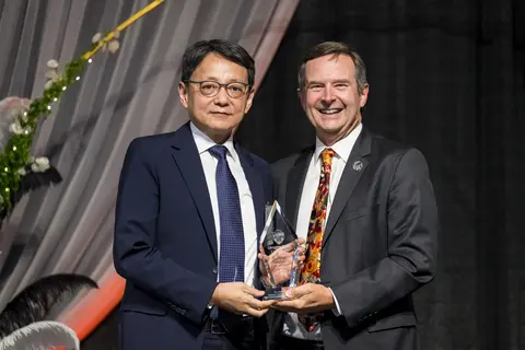 Howard Yang recieving award from Scott Ashford.