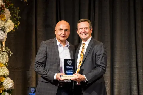 Modjtaba Ghodoussi recieving award from Scott Ashford.