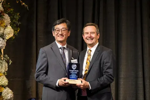 Tsai-Chen Wang receiving award from Scott Ashford.